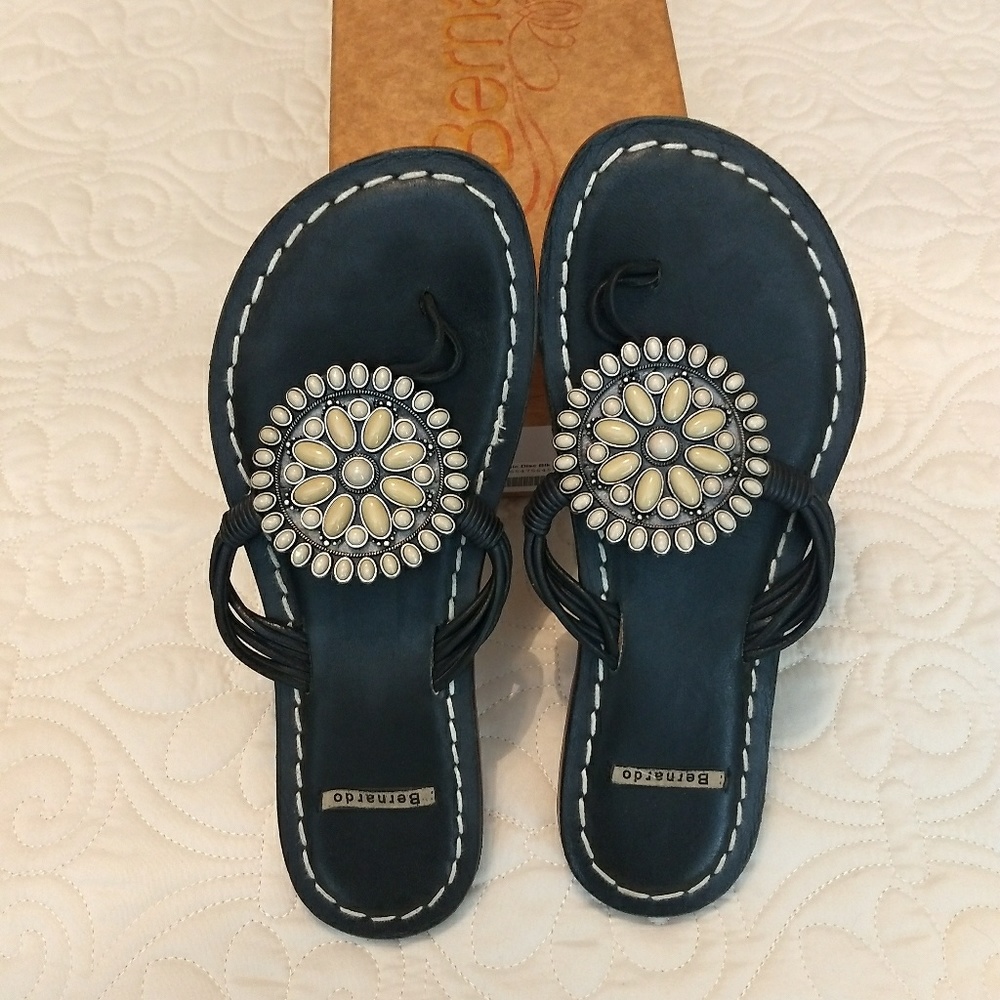 Bernardo Mosaic Sandal, size 7 black